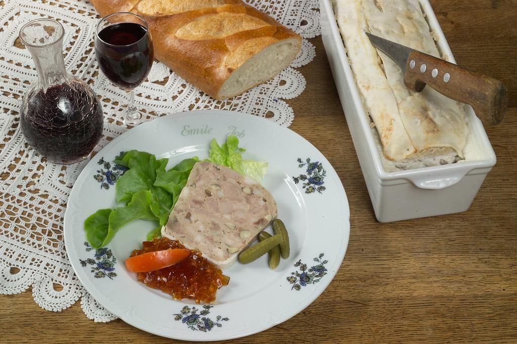 Hotel Restaurant Emile Job Montmerle-sur-Saone エクステリア 写真