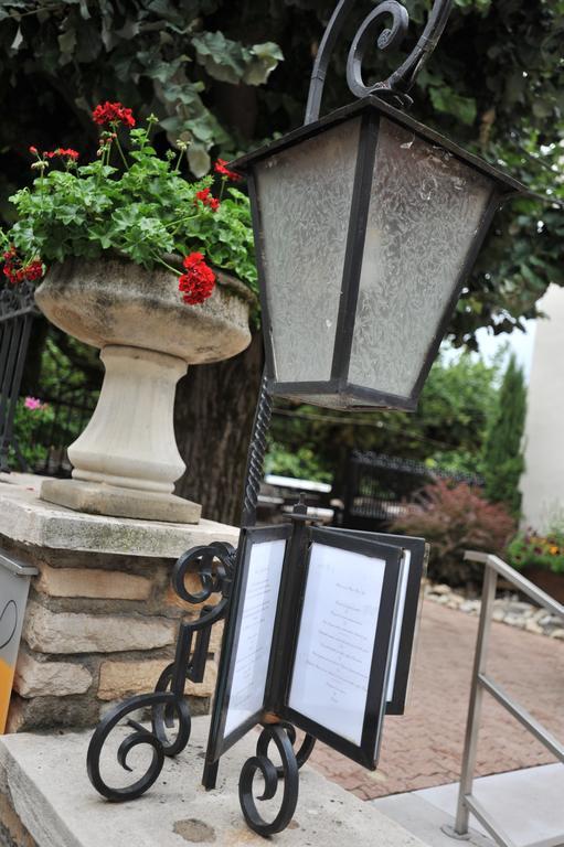 Hotel Restaurant Emile Job Montmerle-sur-Saone エクステリア 写真