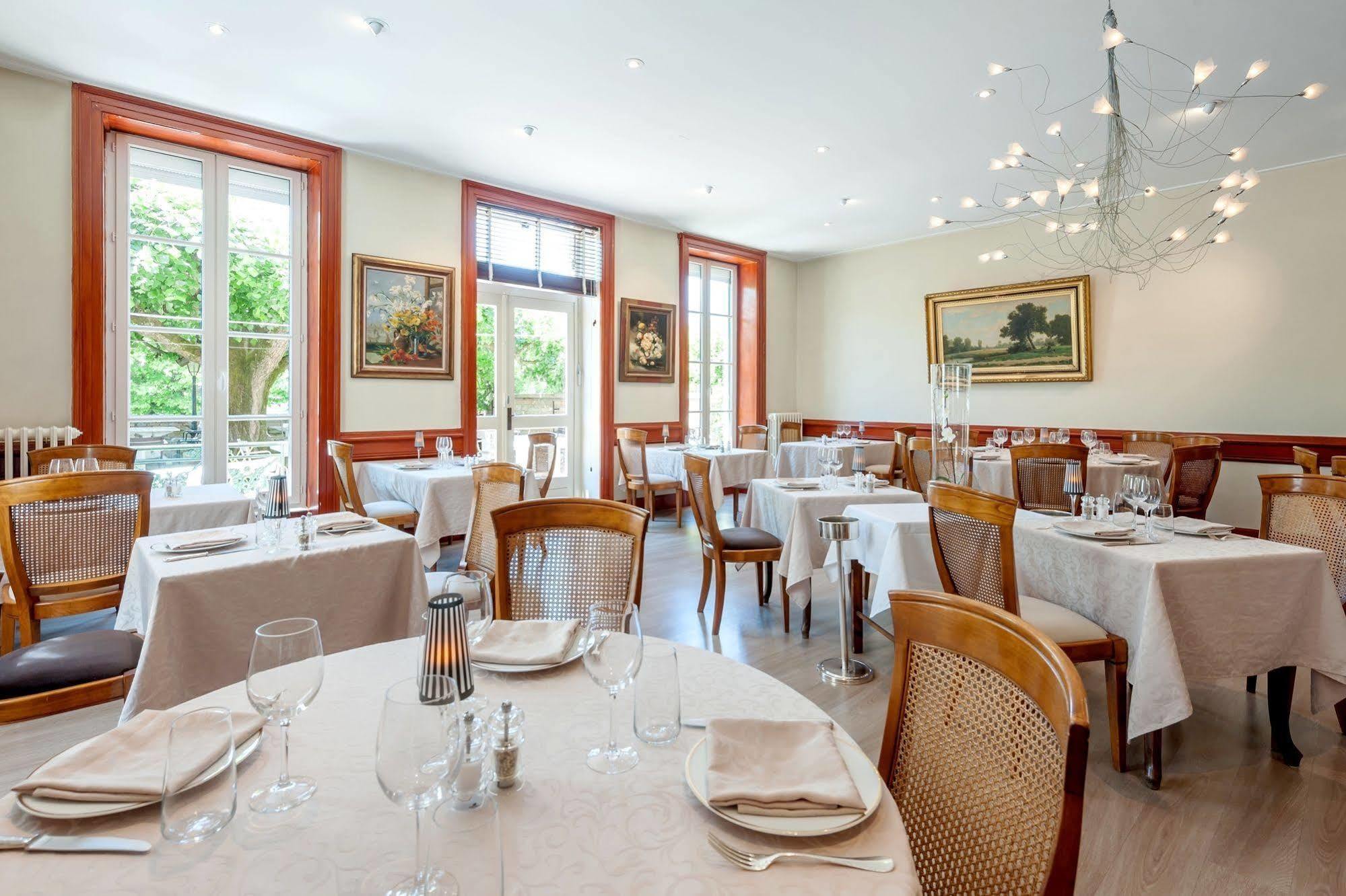 Hotel Restaurant Emile Job Montmerle-sur-Saone エクステリア 写真
