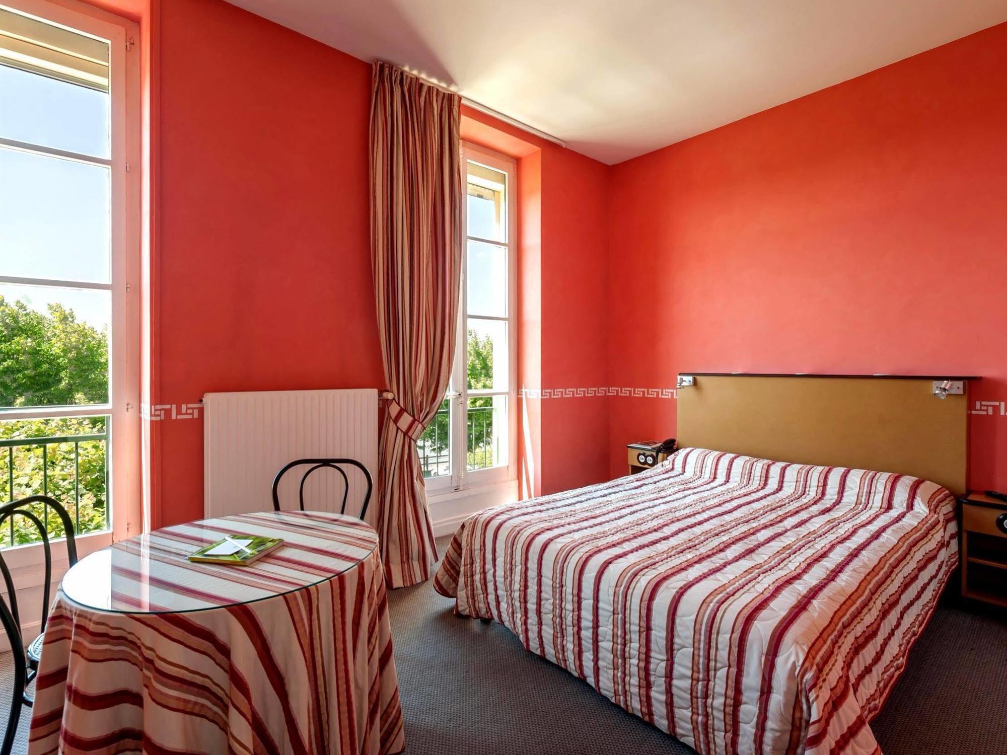 Hotel Restaurant Emile Job Montmerle-sur-Saone エクステリア 写真