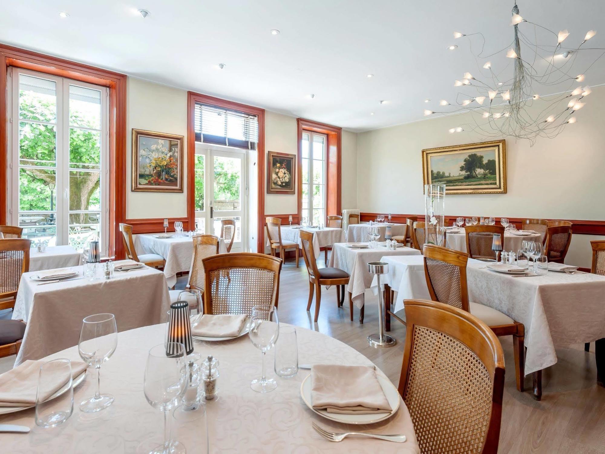 Hotel Restaurant Emile Job Montmerle-sur-Saone エクステリア 写真