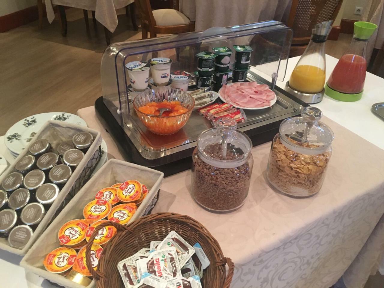 Hotel Restaurant Emile Job Montmerle-sur-Saone エクステリア 写真